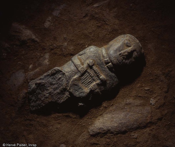 Sculpture du IIe s. avant notre ère, dite  à la lyre , retrouvée dans un fossé de la résidence aristocratique fortifiée de Paule (Côtes-d'Armor) en 1988.Le personnage, en plus de son instrument de musique, présente un torque, collier en tôle d'or signifiant sa bravoure et sa dignité.