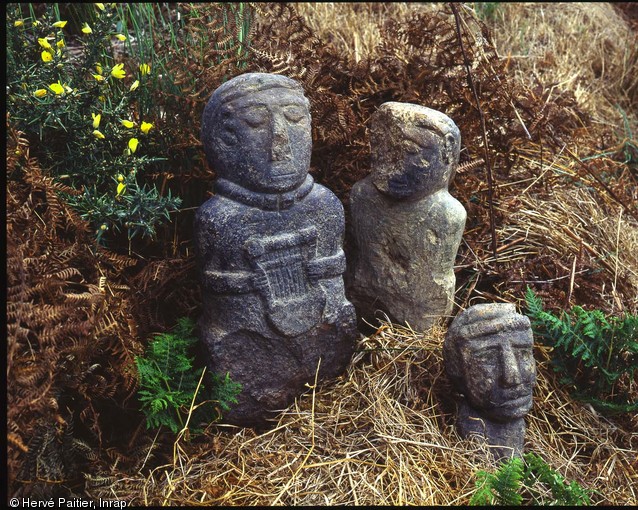 Trois sculptures interprétées comme des effigies d'ancêtres, mises au jour entre 1988 et 1997 dans la résidence aristocratique fortifiée de Paule (Côtes-d'Armor), IIe-Ier s. avant notre ère.Elles ont toutes été réalisées dans le même matériau. Les différentes teintes qu'on observe sont dues au passage du feu. Aucune trace de polychromie n'a été détectée.