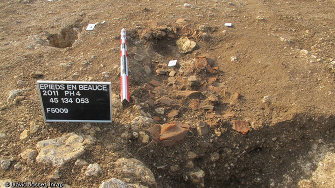 Rejets de céramiques dans le fossé à l'entrée d'un enclos à vocation funéraire, Ier s. de notre ère, Épieds-en-Beauce (Loiret), 2011.  Ces rejets (assiettes, cruches, gobelets et amphores) sont les témoins de repas funéraires. 