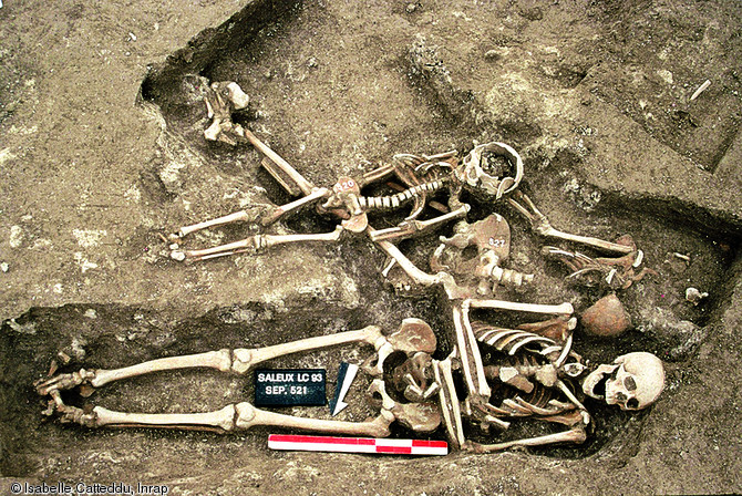 Superposition de sépultures, VIIe-XIe s., nécropole de Saleux (Somme), 1993.  La volonté d'être inhumé à proximité de l'église entraîne une concentration des sépultures et des recoupements importants, sans respect pour les tombes antérieures.  Photo publiée dans l'ouvrage Archéologie médiévale en France - Le premier Moyen Âge, Isabelle Catteddu, coll. Archéologies de la France. 