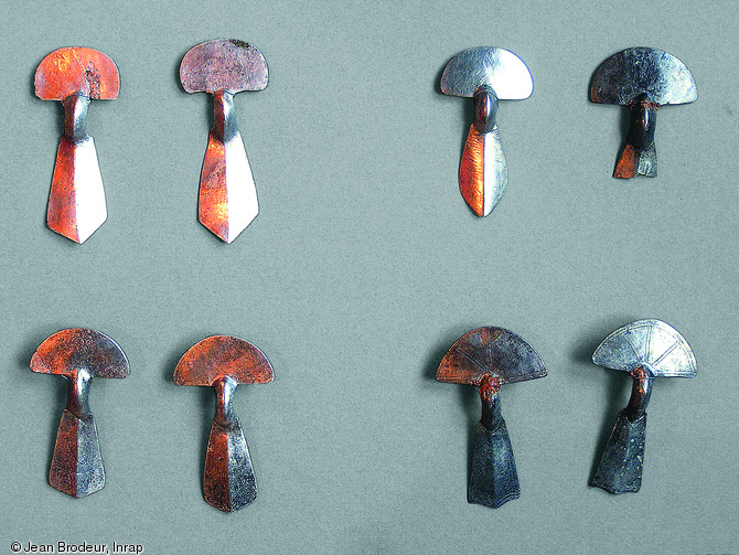 Quatre paires de fibules en argent datées du début du IVe s. de notre ère découvertes dans cinq tombes situées à proximité d'une nécropole du Haut-Empire à Angers (Maine-et-Loire), 2000.  Ces objets sont d'origine danubienne : les individus inhumés dans ces tombes pourraient être des Goths entrés au service de l'armée romaine.  Photo publiée dans l'ouvrage Archéologie médiévale en France - Le premier Moyen Âge, Isabelle Catteddu, coll. Archéologies de la France. 