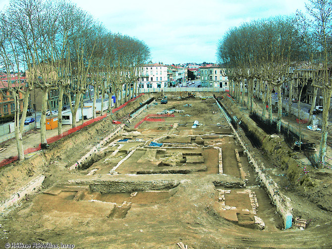 Vue g&eacute;n&eacute;rale de la fouille men&eacute;e place Gambetta &agrave; Carcassonne (Aude) en 2007.  L'op&eacute;ration a mis au jour une partie des b&acirc;timents monastiques de l'ancien couvent des Franciscains, d&eacute;truit pendant les guerres de Religion, ainsi que de nombreuses s&eacute;pultures de paroissiens.   Photo publi&eacute;e dans l'ouvrage Arch&eacute;ologie m&eacute;di&eacute;vale en France - Le second Moyen &Acirc;ge, Jo&euml;lle Burnouf, coll. Arch&eacute;ologies de la France. 