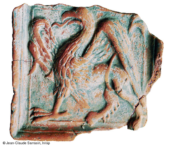 Carreau de po&ecirc;le d&eacute;cor&eacute; d'un griffon, XVe s., atelier de  Normandoz  &agrave; Aoste (Is&egrave;re), 2005.  Photo publi&eacute;e dans l'ouvrage Arch&eacute;ologie m&eacute;di&eacute;vale en France - Le second Moyen &Acirc;ge, Jo&euml;lle Burnouf, coll. Arch&eacute;ologies de la France. 