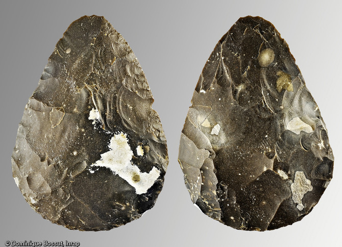 Biface en forme de&nbsp;c&oelig;ur, typique de la p&eacute;riode moust&eacute;rienne, Saint-Amand-les-Eaux (Nord), 2007.  Photo publi&eacute;e dans l'ouvrage La France racont&eacute;e par les arch&eacute;ologues, par C. Marcigny et D. B&eacute;tard, co&eacute;dition Gallimard - Inrap.