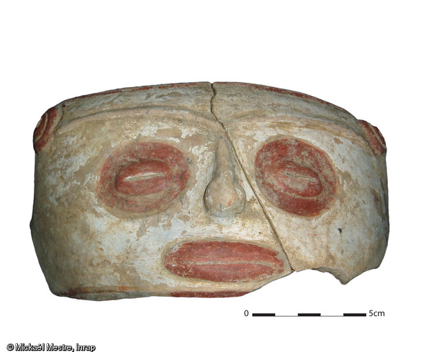 Fragment de vase peint repr&eacute;sentant une figure humaine, Ier&nbsp;si&egrave;cle de notre &egrave;re, Le Lorrain (Martinique), 2005. Photo publi&eacute;e dans l'ouvrage&nbsp;La France racont&eacute;e par les arch&eacute;ologues, par C. Marcigny et D. B&eacute;tard, co&eacute;dition Gallimard - Inrap.