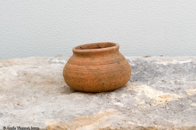 Petite c&eacute;ramique m&eacute;rovingienne (VIe s.-VIIe s.) d&eacute;couverte dans une tombe, Metz (Moselle), 2012.  La diversit&eacute; des modes d'inhumation et du mobilier fun&eacute;raire atteste une utilisation du cimeti&egrave;re durant plusieurs si&egrave;cles au Moyen &Acirc;ge. 