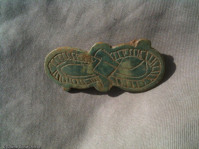 Fibule du VI&deg; s. mise au jour &agrave; Saint-Florent-sur-Cher (Cher) en 2012. 