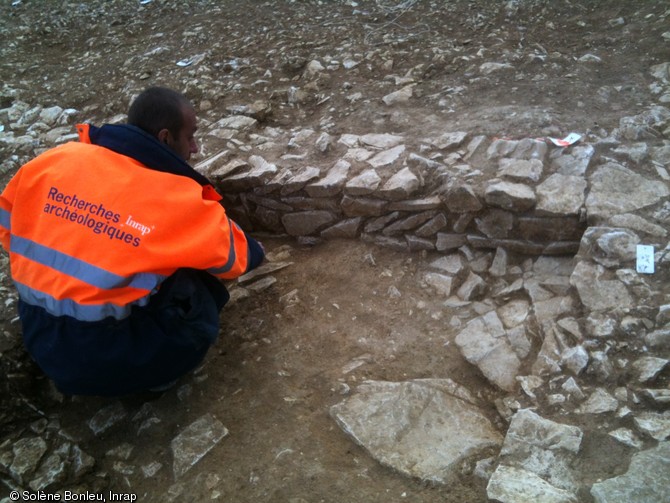 Mur de fondation d'un b&acirc;timent en pierre du VIe s., Saint-Florent-sur-Cher (Cher), 2012. 