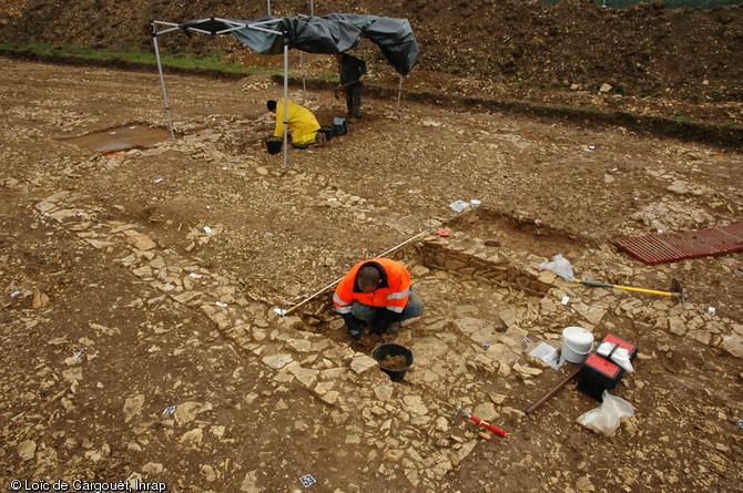 Fouille du b&acirc;timent en pierre du groupe d'habitations de Saint-Florent-sur-Cher (Cher), VIe s. de notre &egrave;re, 2012.  Les d&eacute;couvertes en France d'habitats dat&eacute;s de cette &eacute;poque sont rares, faisant de Saint-Florent-sur-Cher un site du plus haut int&eacute;r&ecirc;t. 