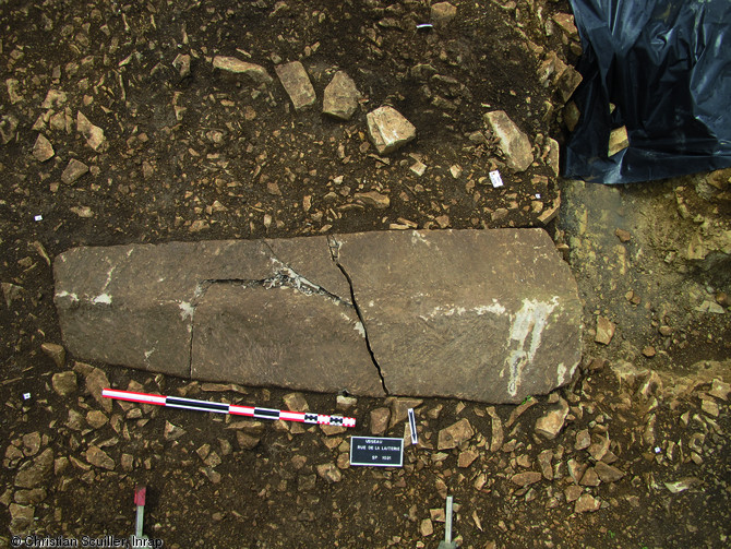 Vue zénithale d'un sarcophage trapézoïdal fermé,d'un couvercle monolithe en calcaire à deux pans faiblement marqués, VIe-VIIIe s., nécropole d'Usseau (Deux-Sèvres), 2012.