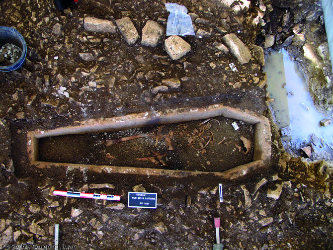 Vue du sarcophage de forme trapézoïdale après dégagement, VIe-VIIIe s., nécropole d'Usseau (Deux-Sèvres), 2012.  Neuf sarcophages aux formes variées ont été mis au jour par la fouille. Les cuves comportent parfois des aménagements intérieurs servant à maintenir la tête du défunt. 