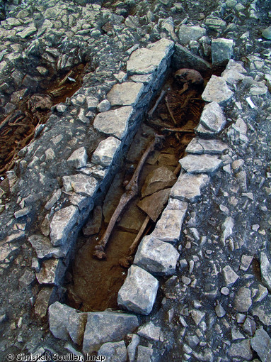 Sépulture en coffrage bâti de la nécropole d'Usseau (Deux-Sèvres), VIe-VIIIe s., 2012.  Ce coffrage est constitué de 3 assises de blocs calcaire superposés en parement, et de dalles calcaires juxtaposées sur le fond. Au total, ce sont plus de 150 sépultures en fosses et 9 sarcophages qui ont été mis au jour sur une surface de 1200 m2.