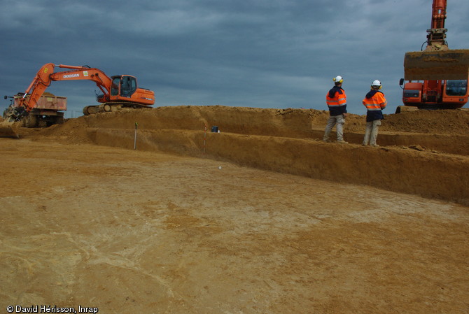 Décapage à la pelle mécanique des niveaux du Paléolithique moyen ancien (entre 190 et 240 000 ans), Étricourt-Manancourt (Somme), 2012.  Ces niveaux correspondent à une période interglaciaire, le Saalien. 