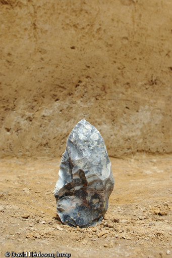 Biface du niveau acheuléen datant d'au moins 300 000 ans, Étricourt-Manancourt (Somme), 2012.