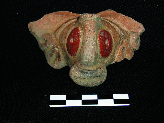 Ornement c&eacute;ramique de la culture  salado&iuml;de , Ve&nbsp;s. avant notre &egrave;re, Viv&eacute; (Martinique), 2005. 