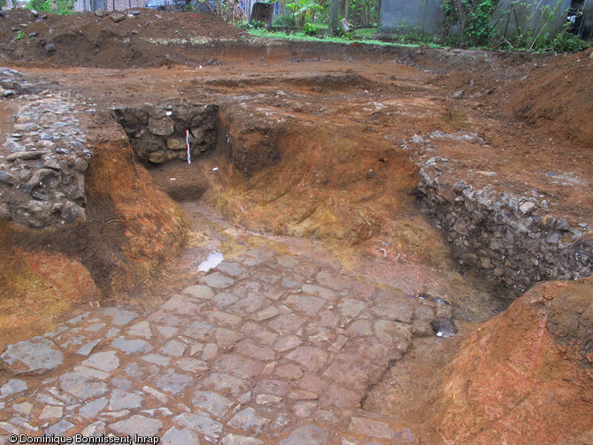 Rampe pav&eacute;e reliant deux foss&eacute;s en V &agrave; un bassin de fermentation de caf&eacute;, XVIIIe-XIXe&nbsp;s., habitation-caf&eacute;i&egrave;re Eveillard-Diavet (Sainte-Rose, Guadeloupe), 2011.Un foss&eacute; conduisait l'eau au bassin, l'autre assurant l'&eacute;vacuation. La rampe d'acc&egrave;s permettait aux charrettes de d&eacute;verser le caf&eacute; dans le bassin.