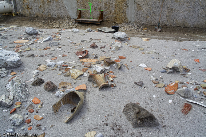 Vue d'un niveau de dépotoir du IVe s. de notre ère, port antique d'Antibes (Alpes-Maritimes), 2012.Ces objets coulés dans les eaux de l'anse Saint-Roch illustrent le dynamisme du commerce maritime en Méditerranée occidentale.