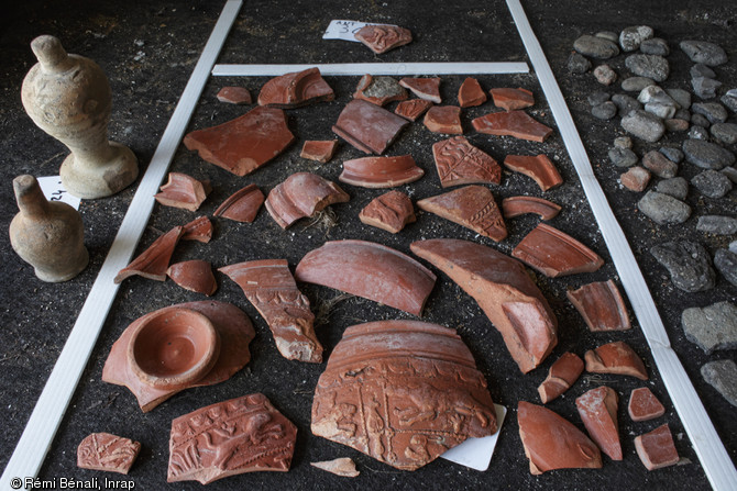 Deux amphorisques (à gauche) et des fragments de céramique sigillée retrouvés dans des niveaux de dépotoir du port antique d'Antibes (Alpes-Maritimes), 2012.Des quantités hors normes de mobilier archéologique ont été exhumées.