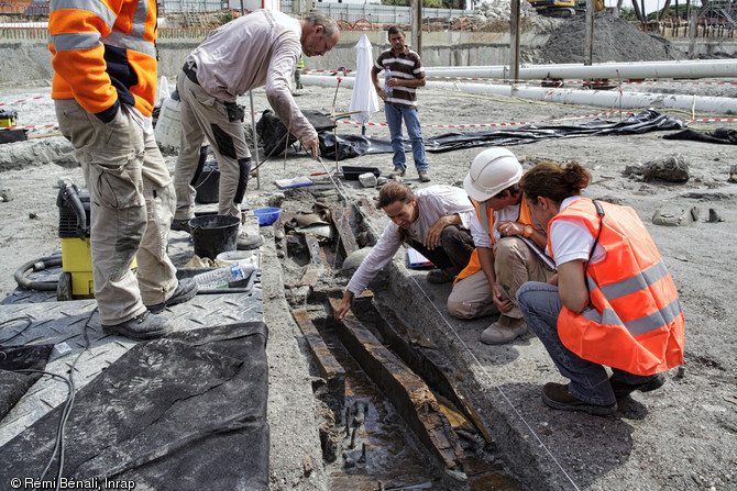 Débat autour du premier sondage d'exploration de l'épave romaine, port antique d'Antibes (Alpes-Maritimes), 2012.On peut apercevoir au premier plan des broches métalliques reliant les membrures à la quille.