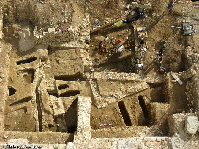 L'angle sud-ouest du cloître du couvent des Carmes (XIIIe-XVIe s.) de Nîmes (Gard), recoupé par les murs des caves modernes et contemporaines, pendant la fouille des tombes et des sols médiévaux, 2011.