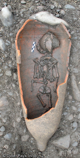 S&eacute;pulture d'un nouveau-n&eacute; en amphore dont le col et les anses ont &eacute;t&eacute; enlev&eacute;s, IIIe-IVe&nbsp;s. de notre &egrave;re, Toulouse (Haute-Garonne), 2011.Pr&egrave;s de 200 s&eacute;pultures ont &eacute;t&eacute; fouill&eacute;es, ce qui fait de ce site l'un des plus importants ensembles fun&eacute;raires de cette &eacute;poque en Midi-Pyr&eacute;n&eacute;es connu &agrave; ce jour.