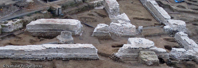   B&acirc;timent du Ve&nbsp;s. de notre &egrave;re mis au jour &agrave; Toulouse (Haute-Garonne) en 2011. Les br&egrave;ches visibles sont le r&eacute;sultat de tranch&eacute;es de r&eacute;seaux creus&eacute;es en 2005.Si sa fonction reste &agrave; d&eacute;terminer, l'&eacute;difice appara&icirc;t d&eacute;j&agrave; comme un ensemble architectural majeur en rapport avec le pouvoir wisigothique, seul en mesure de faire &eacute;riger une telle structure au Ve&nbsp;s.    