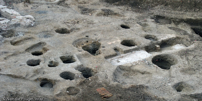 Fosses d&eacute;potoirs, silos et am&eacute;nagements artisanaux des XIIIe-XVe&nbsp;s.,&nbsp;entre le b&acirc;timent wisigothique &agrave; gauche et le foss&eacute; de la ville &agrave; droite, Toulouse (Haute-Garonne), 2011.Ce lotissement &agrave; vocation artisanale participe au mouvement d'extension urbaine que conna&icirc;t Toulouse au d&eacute;but du XIVe&nbsp;s.    