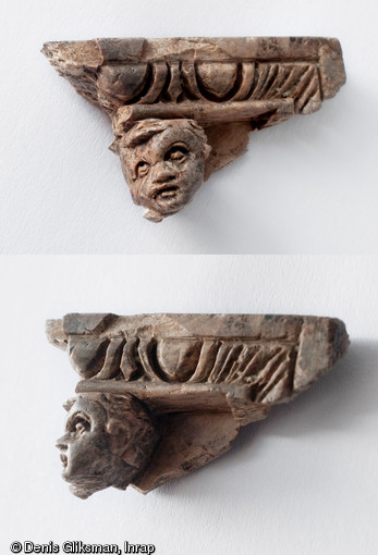 &Eacute;l&eacute;ment de tabletterie provenant vraisemblablement d'un d&eacute;cor de coffret, exhum&eacute; dans le comblement de l'une des s&eacute;pultures du mausol&eacute;e, villa&nbsp;de Saint-R&eacute;my-de-Provence (Bouches-du-Rh&ocirc;ne), 2012.De nombreux &eacute;l&eacute;ments de d&eacute;cor (enduits peints, placage de marbre) ainsi qu'un riche mobilier arch&eacute;ologique ont d'ores et d&eacute;j&agrave; &eacute;t&eacute; mis au jour (monnaies, verrerie, &eacute;l&eacute;ments de sculpture).