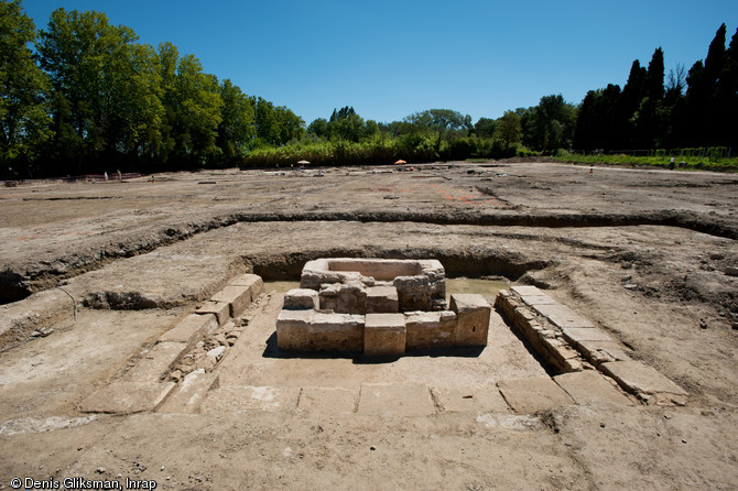 Mausol&eacute;e des IIIe-IVe&nbsp;s. avec ses deux coffres ma&ccedil;onn&eacute;s, Saint-R&eacute;my-de-Provence (Bouches-du-Rh&ocirc;ne), 2012.Ce monument fun&eacute;raire, aras&eacute; au VIe&nbsp;s., a sans doute &eacute;t&eacute; &eacute;rig&eacute; en l'honneur des propri&eacute;taires de la villa. Les cuves des coffres ont &eacute;t&eacute; pill&eacute;es anciennement, seule l'une d'elle a livr&eacute; des ossements humains &eacute;pars.