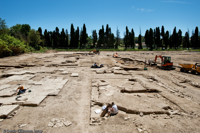 Vue g&eacute;n&eacute;rale de la villa&nbsp;depuis le nord, Saint-R&eacute;my-de-Provence (Bouches-du-Rh&ocirc;ne), 2012.Les arch&eacute;ologues ont ici recours au d&eacute;capage m&eacute;canique afin de d&eacute;gager le plan des b&acirc;timents.