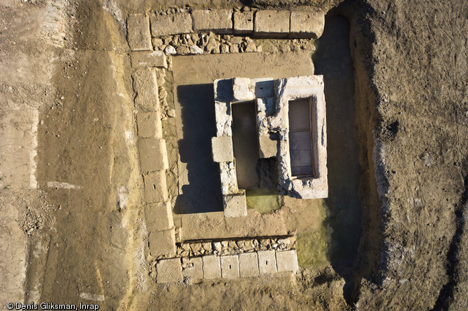 Vue z&eacute;nithale du mausol&eacute;e, IIIe-IVe&nbsp;s., Saint-R&eacute;my-de-Provence (Bouches-du-Rh&ocirc;ne), 2012.L'&eacute;difice pr&eacute;sente un plan carr&eacute; et contient deux coffres ma&ccedil;onn&eacute;s dont les cuves sont plaqu&eacute;es de marbre.