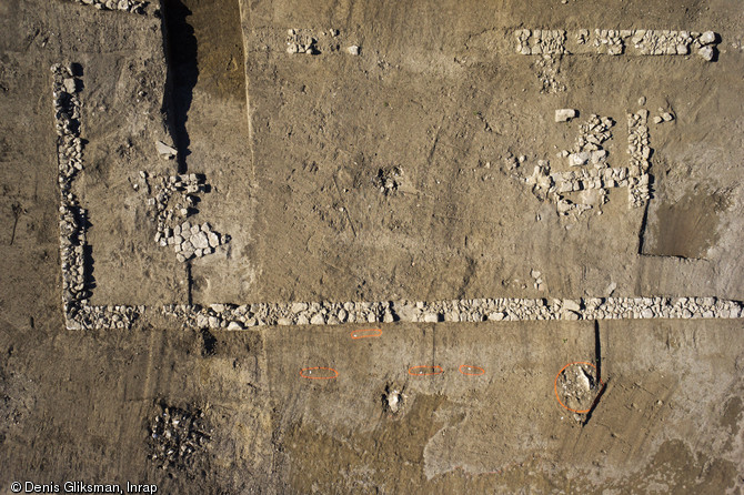 Un des b&acirc;timents, tr&egrave;s aras&eacute;, de la villa de Saint-R&eacute;my-de-Provence (Bouches-du-Rh&ocirc;ne), 2012.Les vestiges au centre du clich&eacute; correspondent &agrave; une occupation ant&eacute;rieure.&nbsp;