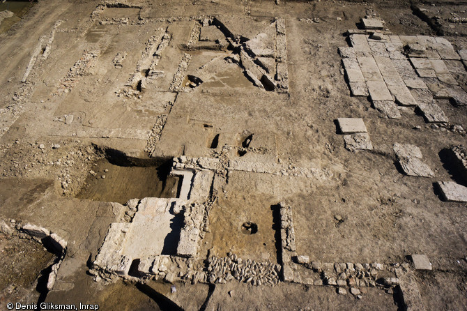Les deux pi&egrave;ces chauff&eacute;es de l'ensemble thermal de la villa de Saint-R&eacute;my-de-Provence (Bouches-du-Rh&ocirc;ne), 2012.Au premier plan la premi&egrave;re, chauff&eacute;e par hypocauste sur pilettes, et &agrave; l'arri&egrave;re-plan la seconde, chauff&eacute;e par des conduits rayonnants.