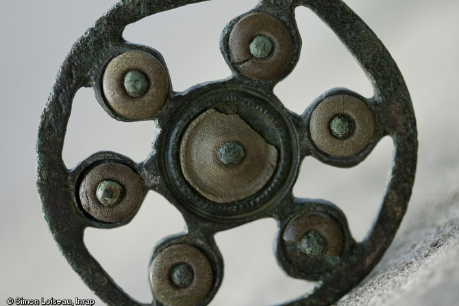  Fibule orn&eacute;e de plaquettes en os, seconde moiti&eacute; du Ier&nbsp;si&egrave;cle de notre &egrave;re, Langres (Haute-Marne), 2012.       