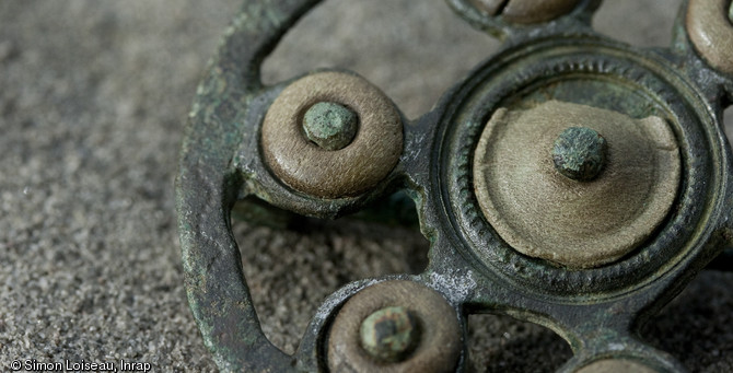 Fibule orn&eacute;e de plaquettes en os, seconde moiti&eacute; du Ier si&egrave;cle&nbsp;de notre &egrave;re, Langres (Haute-Marne), 2012.&nbsp;