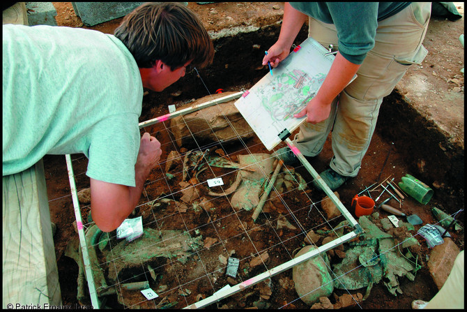 D&eacute;gagement et relev&eacute; interm&eacute;diaire du d&eacute;p&ocirc;t du sanctuaire gaulois de Tintignac &agrave; Naves (Corr&egrave;ze), 2005.