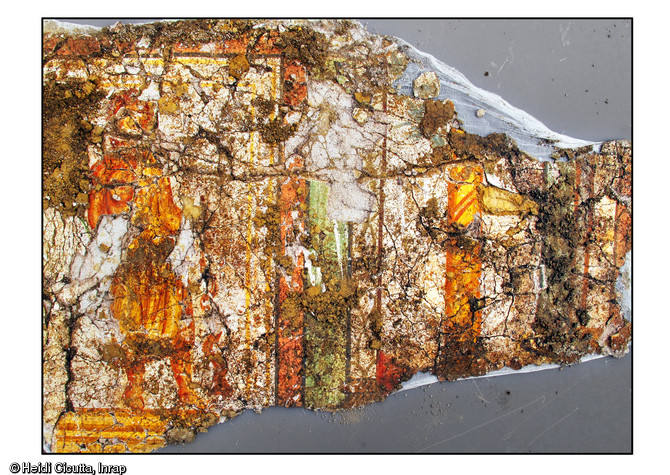Fragment de peinture murale repr&eacute;sentant des colonnes et un panneau encadrant une femme debout, place du Ch&acirc;teau, Strasbourg (Bas-Rhin), 2012.  Une partie d'un b&acirc;timent gallo-romain a &eacute;t&eacute; d&eacute;gag&eacute;e par la fouille. Une des cloisons, effondr&eacute;e d'un seul tenant, porte de chaque c&ocirc;t&eacute; une peinture murale de grande qualit&eacute;, t&eacute;moignant du statut &eacute;lev&eacute; de l'occupant de l'&eacute;difice. 
