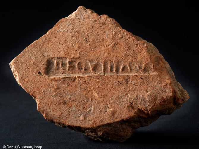 Fragment d'une tuile ou d'une brique romaine marqu&eacute;e par l'estampille de la VIIIe l&eacute;gion Auguste ( LEG VIII AUG ), place du Ch&acirc;teau, Strasbourg (Bas-Rhin), 2012.  La l&eacute;gion s'installe dans l'antique Argentorate dans les ann&eacute;es 90 de notre &egrave;re. Ses 6000 hommes y &eacute;rigent un camp fixe de pr&egrave;s de 20 ha qui formera ensuite le c&oelig;ur de la cit&eacute; &eacute;piscopale, aujourd'hui encore centre de la ville. 