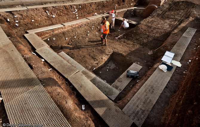 Vue de la fouille situ&eacute;e au sud de la cath&eacute;drale de Strasbourg (Bas-Rhin), 2012.  Les niveaux de circulation foul&eacute;s par les b&acirc;tisseurs de la cath&eacute;drale, &eacute;rig&eacute;e entre le XIIe et le XVe s., ont &eacute;t&eacute; d&eacute;gag&eacute;s. Outre la taille de pierre, d'autres activit&eacute;s sont attest&eacute;es : forge, g&acirc;chage, r&eacute;alisation de vitraux... 