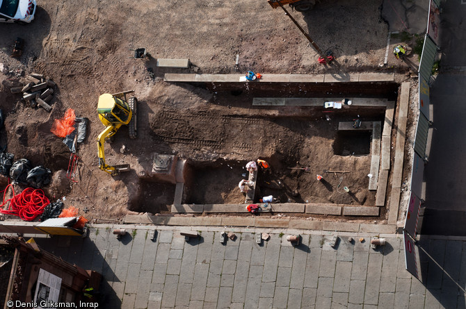 Vue z&eacute;nithale de la fouille au sud de la cath&eacute;drale de Strasbourg (Bas-Rhin), 2012.