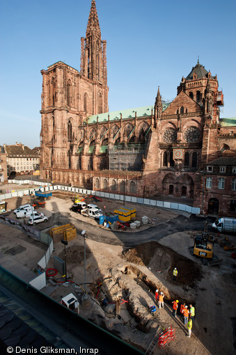 Les travaux de la place du Ch&acirc;teau &agrave; Strasbourg (Bas-Rhin) en ao&ucirc;t 2012 : au premier plan le terrassement d'une tranch&eacute;e de 5 m de profondeur ; &agrave; l'arri&egrave;re plan, au sud de la cath&eacute;drale, la zone de fouille.