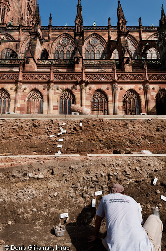 D&eacute;tail des couches stratigraphiques constitu&eacute;es entre autres des d&eacute;chets de taille du chantier de construction de la cath&eacute;drale de Strasbourg (Bas-Rhin), 2012.  &Eacute;tal&eacute;s par les tailleurs de pierre devant leurs loges, ces &eacute;clats de gr&egrave;s se sont accumul&eacute;s entre le XIIe et le XVe s. sur une &eacute;paisseur de 1 m &agrave; 1,50 m. 