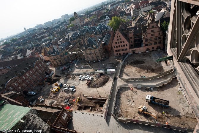 Vue panoramique des b&acirc;timents entourant la place du Ch&acirc;teau &agrave; Strasbourg (Bas-Rhin), 2012.  Le clich&eacute; est pris depuis la cath&eacute;drale, vers le sud. Au premier plan l'op&eacute;ration arch&eacute;ologique ; &agrave; l'arri&egrave;re plan sur la gauche l'avanc&eacute;e d'un suivi de r&eacute;seau. 