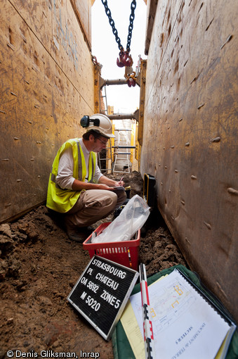 Observations effectu&eacute;es sur un mur romain &agrave; l'int&eacute;rieur d'un blindage de s&eacute;curit&eacute; install&eacute; dans le cadre d'un suivi de r&eacute;seau place du Ch&acirc;teau &agrave; Strasbourg (Bas-Rhin), 2012.