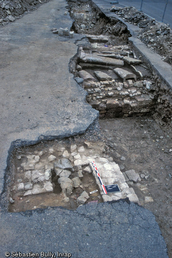 Angle du cœur de l'abbaye de Luxeuil-les-Bains (Haute-Saône), 2004.  Au second plan on distingue des sarcophages recoupés par une maçonnerie postérieure.  L'édifice repéré par le diagnostic a livré un nombre important de sarcophages des VIe-VIIIe s., témoignant de sa fonction funéraire au sein du monastère au haut Moyen Âge.