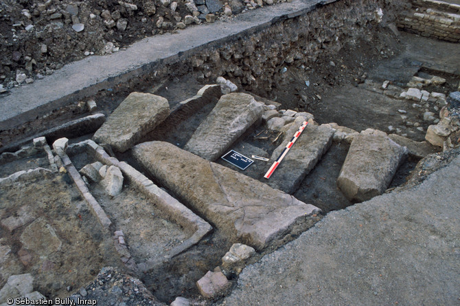 Ensemble de sarcophages situé derrière le chœur de l'église du haut Moyen Âge mise au jour en 2004 à Luxeuil-les-Bains (Haute-Saône), perturbé par des constructions médiévales et modernes. 