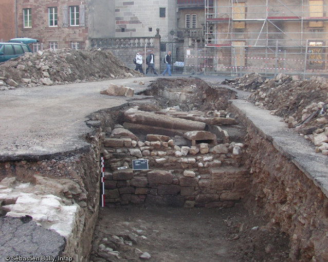 Vue générale de la tranchée de sondage avec maçonneries et sarcophages du haut Moyen Âge, Luxeuil-les-Bains (Haute-Saône), 2004.