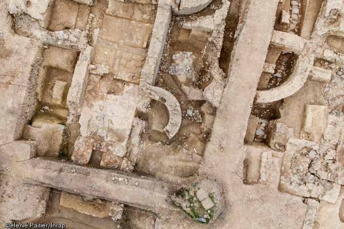 Séchoir à grains en T installé dans les thermes de la villa de la Guyomerais (Ille-et-Vilaine), IVe s. de notre ère, 2012.  La villa est détruite à la fin du IIIe s. mais le site reste occupé et exploité au IVe s. comme en témoigne ce grand séchoir. 