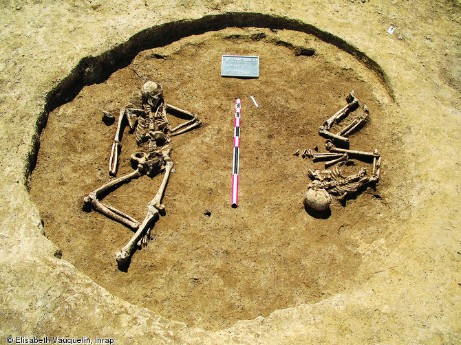 Inhumation double dans un silo du second &acirc;ge du Fer mise au jour &agrave; Pont-sur-Seine (Aube), 2007.  Malgr&eacute; leur grand nombre qui signe vraisemblablement une pratique, les inhumations en silo de l'&acirc;ge du Fer font partie des d&eacute;p&ocirc;ts humains dont l'interpr&eacute;tation reste ind&eacute;termin&eacute;e.   Photo publi&eacute;e dans l'ouvrage Arch&eacute;ologie de la mort en France, Lola Bonnabel, coll. Arch&eacute;ologies de la France.