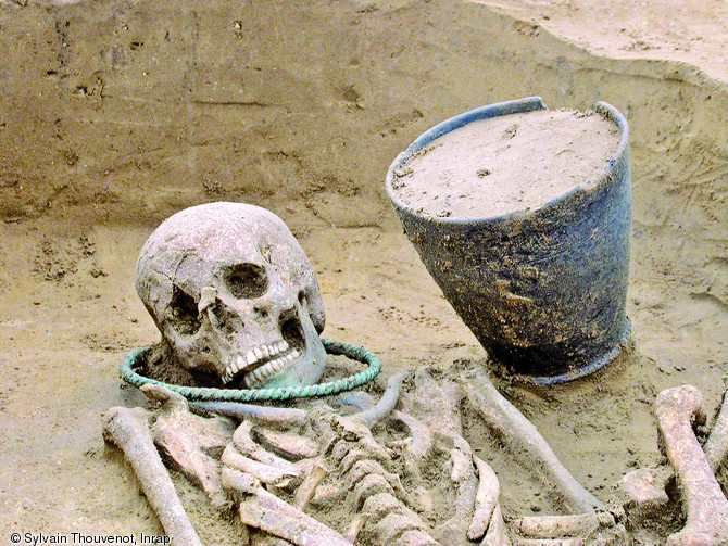 Femme celte portant un torque, entre 450 et 350 avant notre ère, Vasseny (Aisne), 2002.  Le torque est un collier rigide de la  panoplie  des tombes féminines du second âge du Fer, souvent associé à des bracelets. Il faut imaginer ce bijou de la couleur jaune doré des alliages cuivreux.   Photo publiée dans l'ouvrage Archéologie de la mort en France, Lola Bonnabel, coll. Archéologies de la France.  